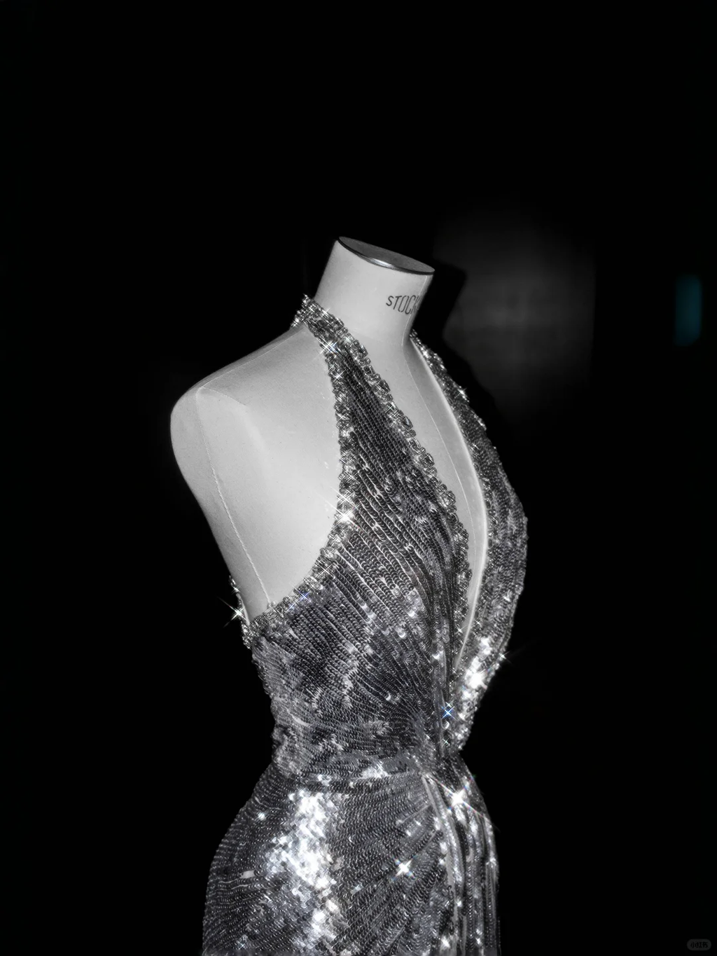 Robe de soirée sirène argentée scintillante à décolleté plongeant en V et dos nu ornée de sequins et de perles (Y8687)