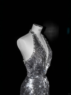 Robe de soirée sirène argentée scintillante à décolleté plongeant en V et dos nu ornée de sequins et de perles (Y8687)
