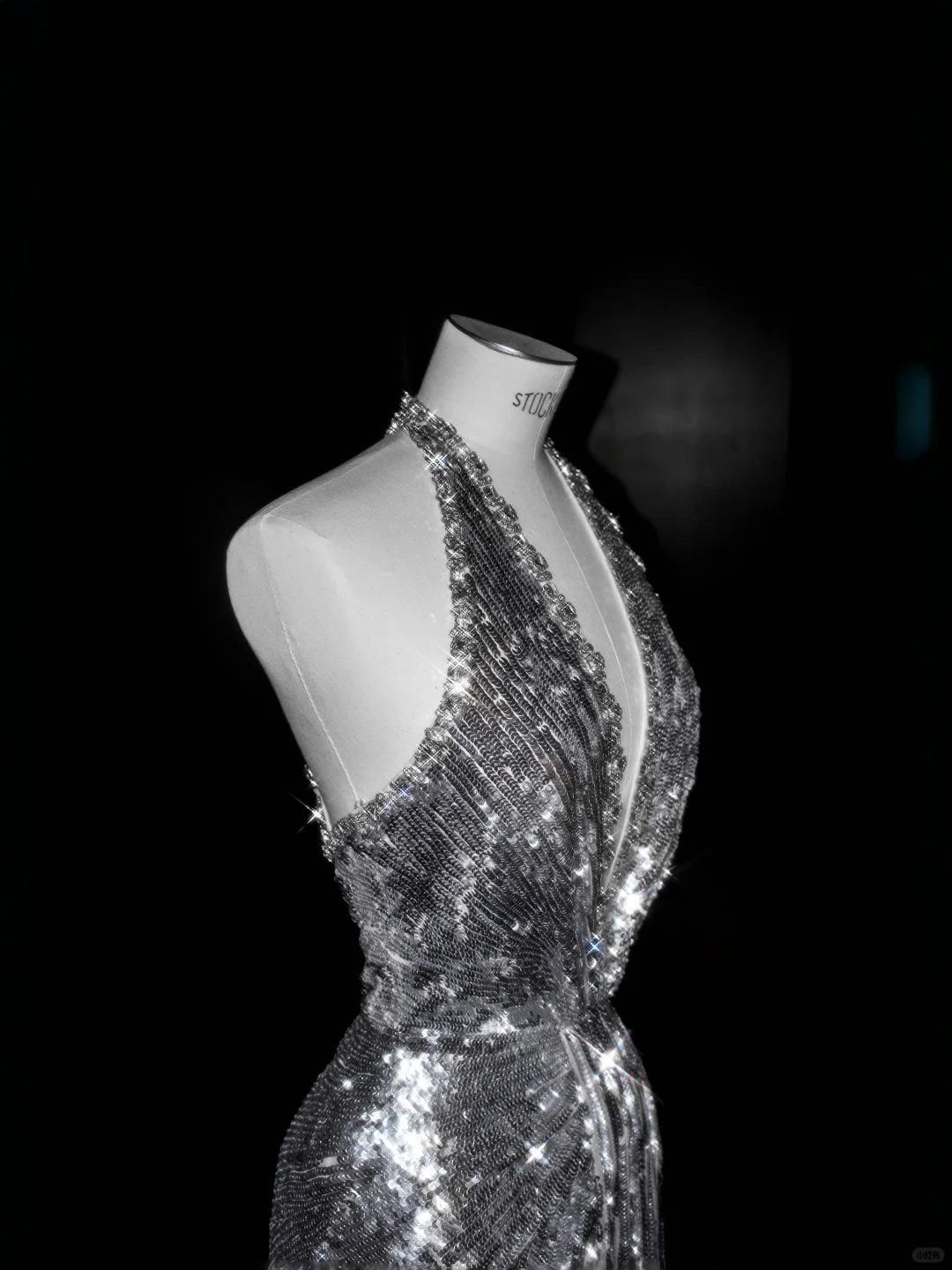 Robe de soirée sirène argentée scintillante à décolleté plongeant en V et dos nu ornée de sequins et de perles (Y8687)