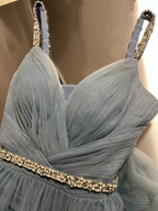 Robe de soirée trapèze en tulle bleu clair ornée de perles, bretelles spaghetti, col en V, modèle Y8649