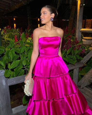 Precioso vestido de fiesta de satén rosa fucsia sin tirantes con volantes, corte en A, modelo Y8003