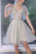 Vestido corto plateado de corte A para baile de bienvenida con mangas con volantes Y28