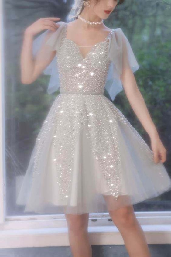 Vestido corto plateado de corte A para baile de bienvenida con mangas con volantes Y28