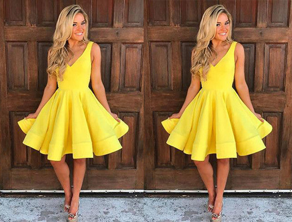 Vestidos cortos de fiesta amarillos de corte línea con cuello en V y sin mangas