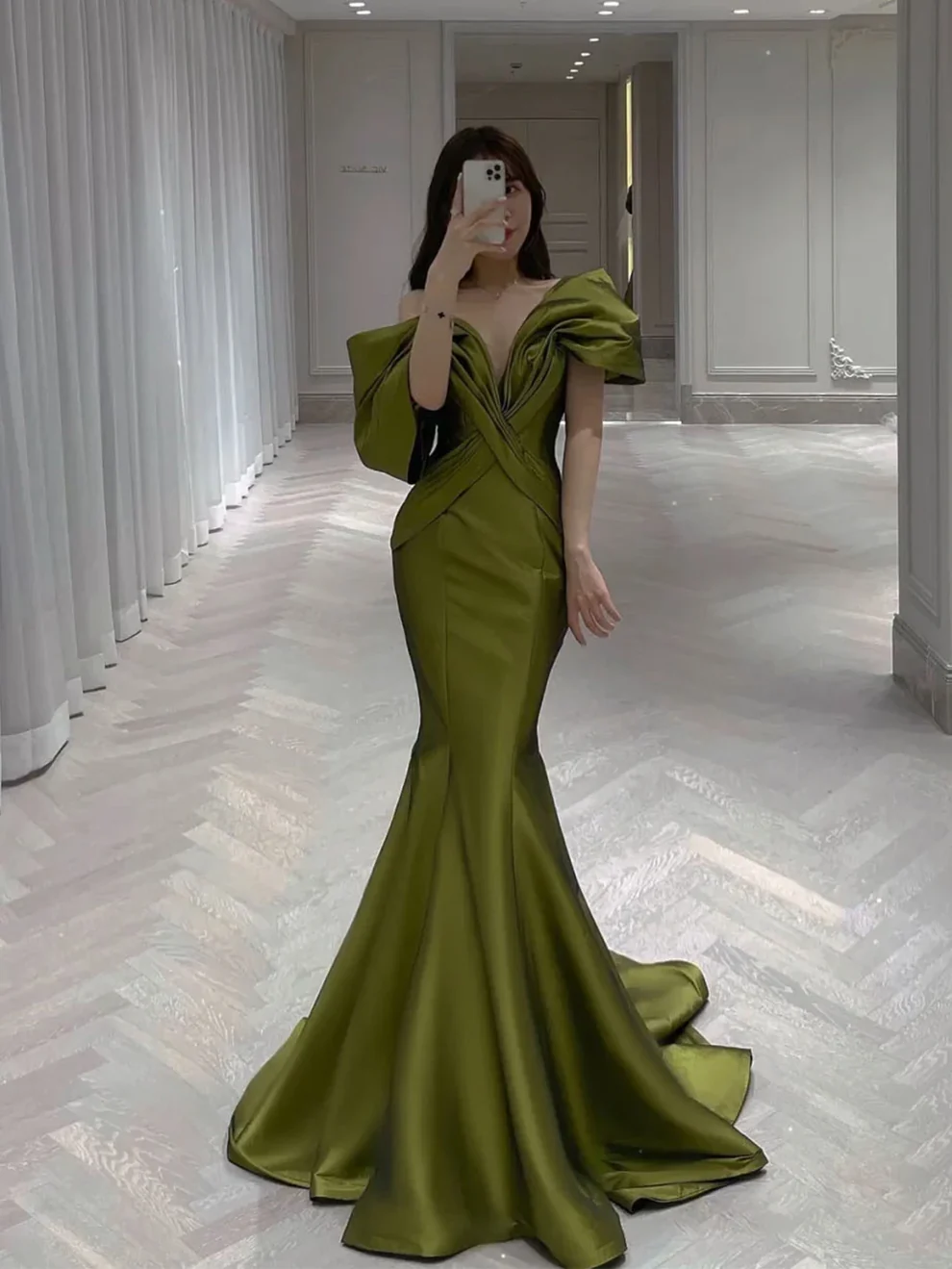 Vestido de noche largo de sirena de satén verde con hombros descubiertos, ideal para fiestas de graduación (Y8128)