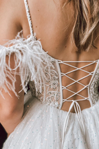 Robe de bal blanche à plumes et perles, épaules dénudées Y2826