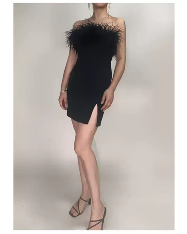 Vestido ajustado negro corto de fiesta de bienvenida con hombros descubiertos y escote con plumas para mujer Y1356