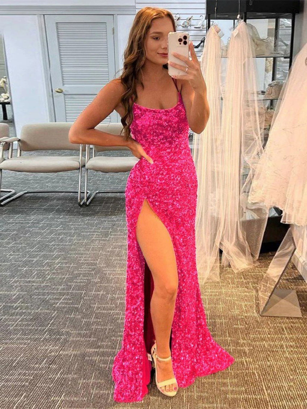 Vestido de fiesta largo de lentejuelas con tirantes finos estilo sirena