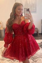 Vestido corto negro de corte línea, escote corazón y mangas largas para baile de bienvenida