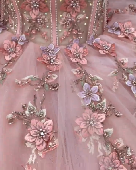Robe de bal rose en tulle ornée d'appliqués floraux, modèle Sweet 16 Y527