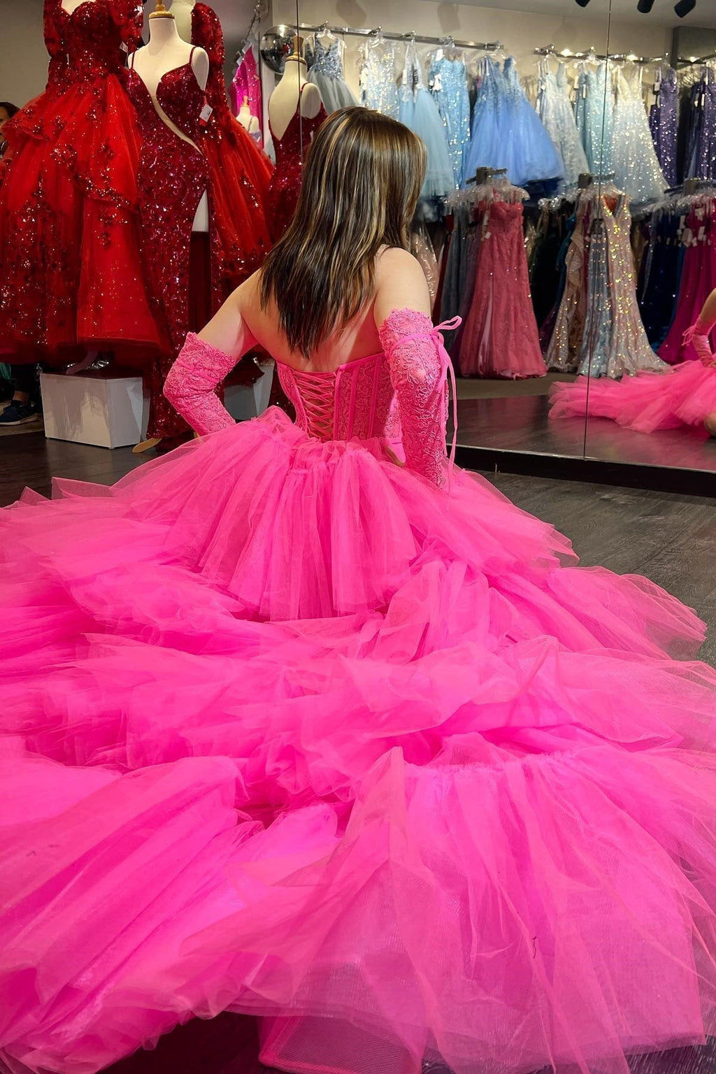 Vestido de fiesta rosa fucsia con hombros descubiertos, corte en A, capas de tul, apliques y bajo asimétrico