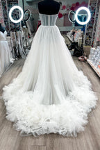Vestido de fiesta de tul sin tirantes con corsé de corte A y volantes