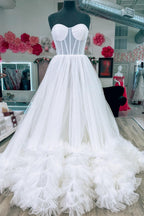 Vestido de fiesta de tul sin tirantes con corsé de corte A y volantes