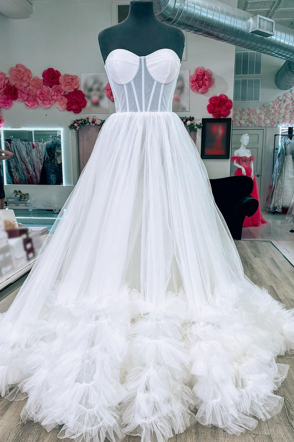 Vestido de fiesta de tul sin tirantes con corsé de corte A y volantes