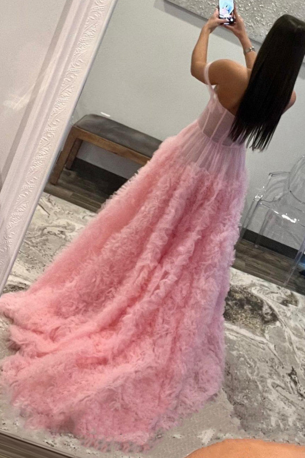 Vestido de graduación de tul con volantes, hombros descubiertos y abertura.