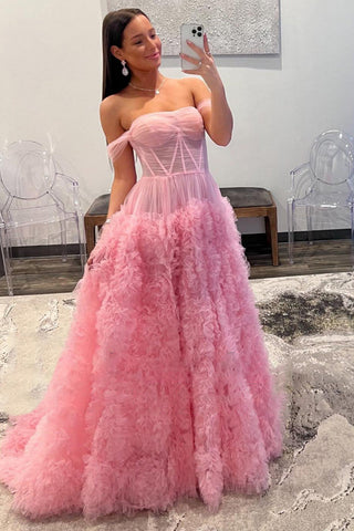 Robe de bal trapèze en tulle à volants, épaules dénudées et fente.