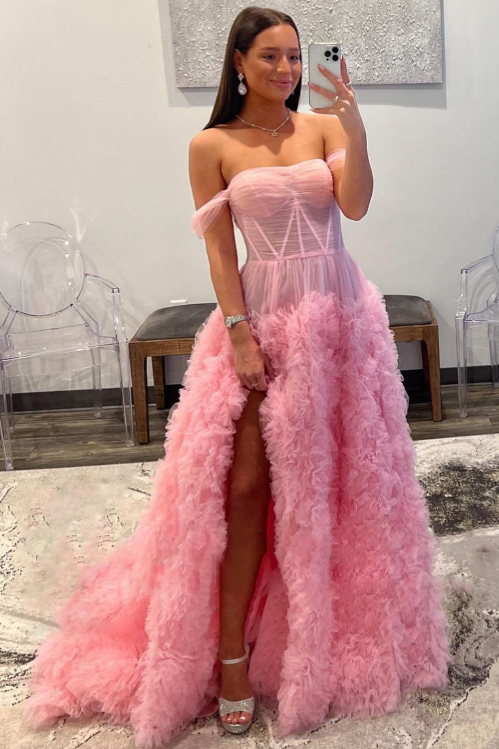 Vestido de graduación de tul con volantes, hombros descubiertos y abertura.