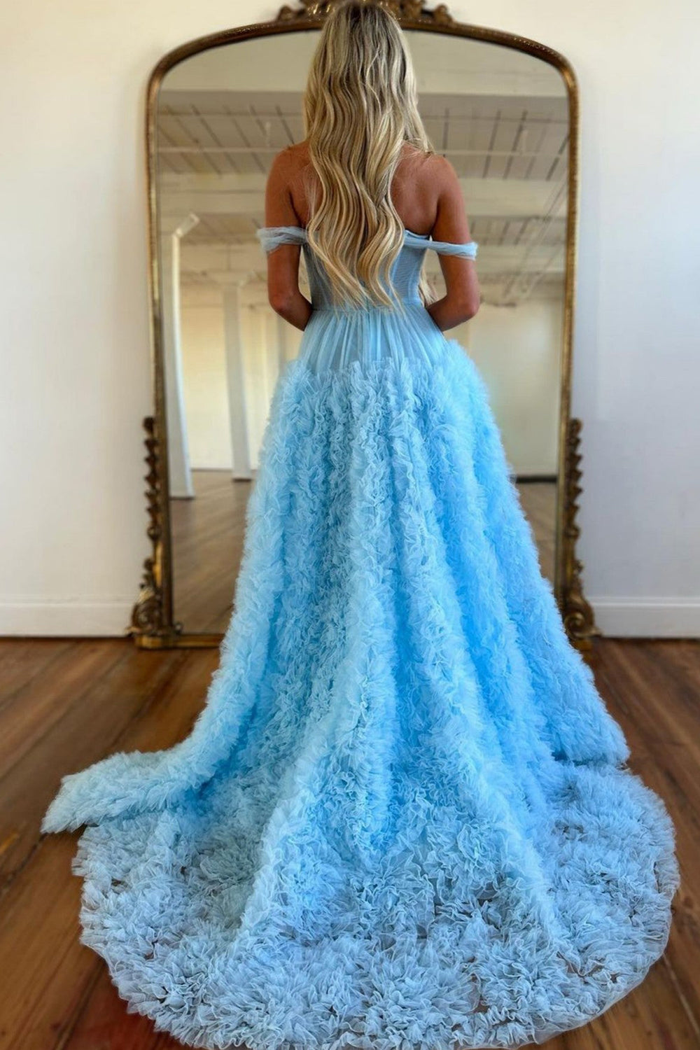 Vestido de graduación de tul con volantes, hombros descubiertos y abertura.