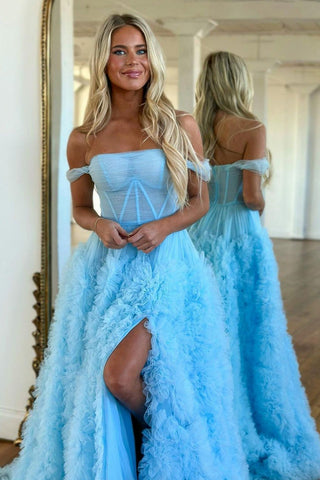 Robe de bal trapèze en tulle à volants, épaules dénudées et fente.