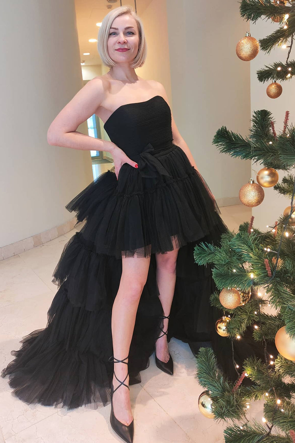 Vestido de fiesta de tul sin tirantes, corte asimétrico, con volantes y corte en A
