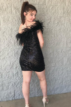 Robe de bal moulante à paillettes scintillantes et plumes