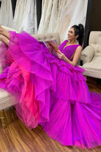 Vestido de graduación de tul escalonado con escote en V y corte en A