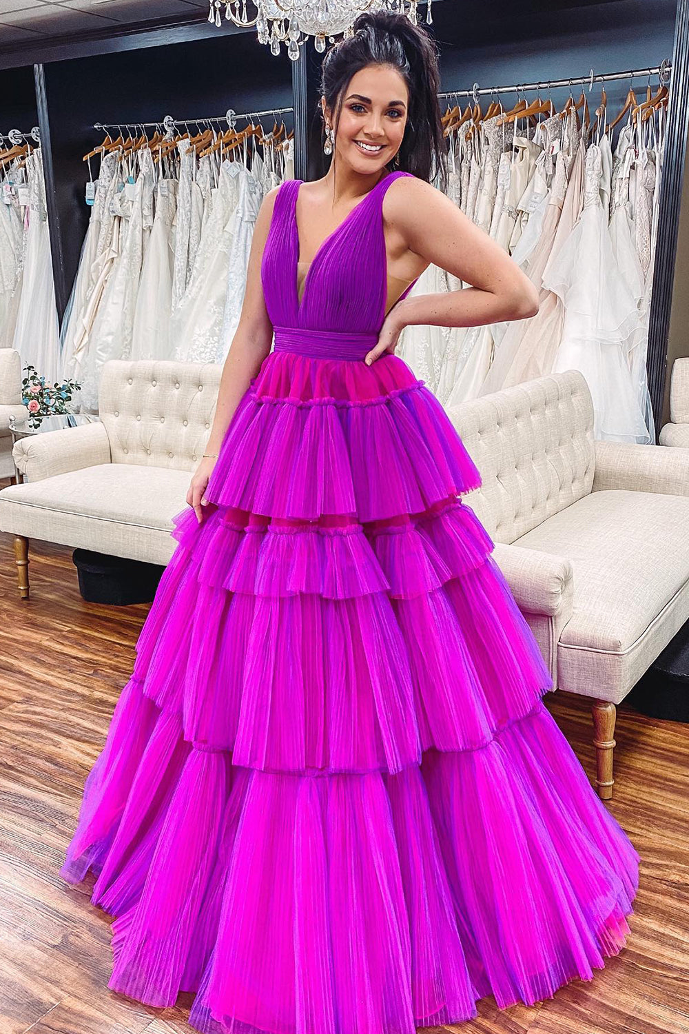 Vestido de graduación de tul escalonado con escote en V y corte en A