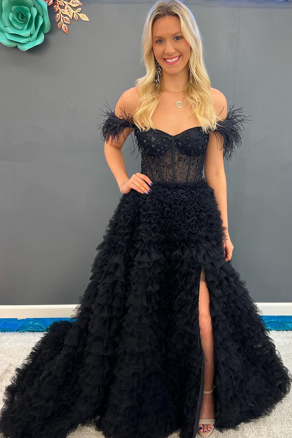 Vestido largo de fiesta de tul con escote corazón y corte en A, con abertura.