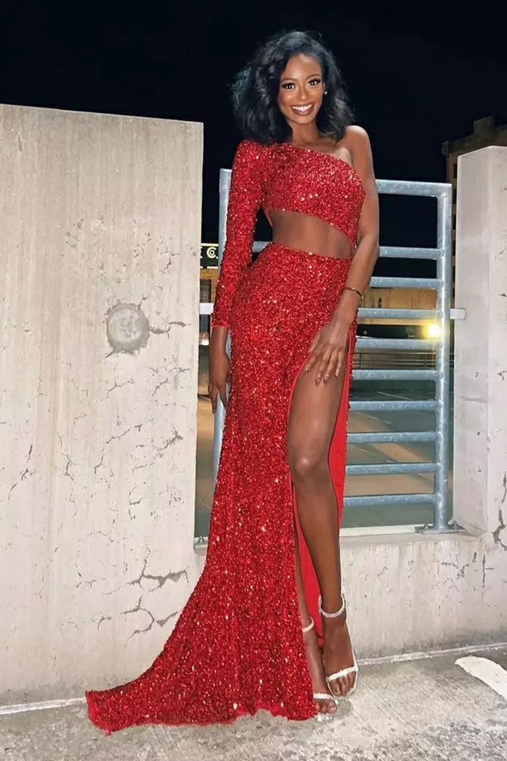 Vestido largo de fiesta rojo con lentejuelas y un solo hombro