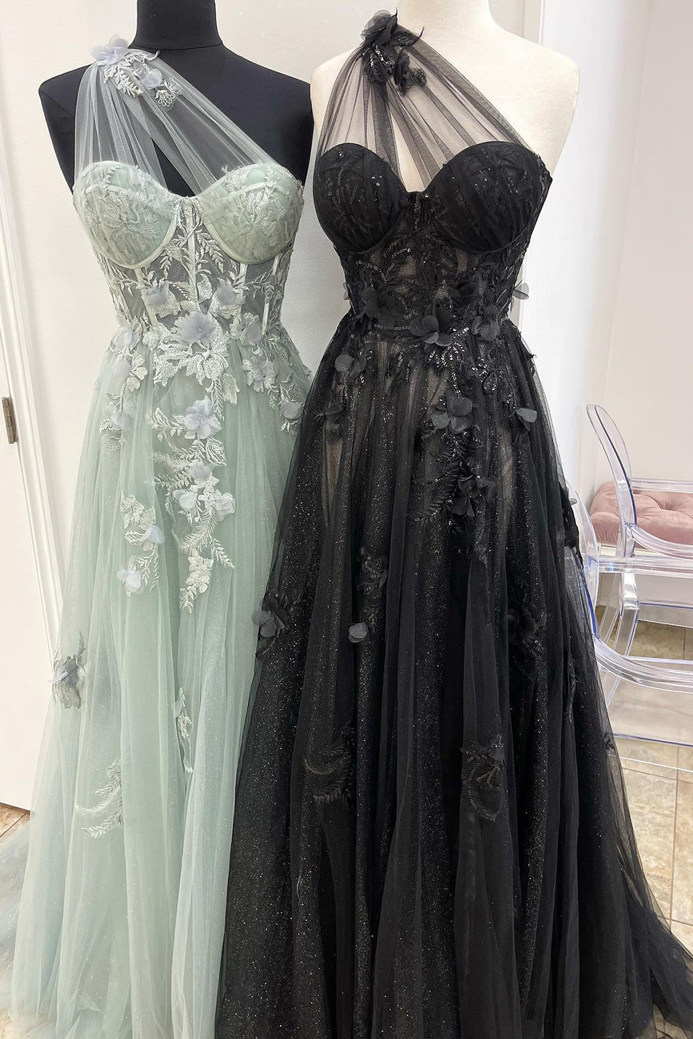 Vestido largo de fiesta negro de corte A con un solo hombro y apliques