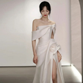 Vestido de novia largo de satén blanco con hombros descubiertos, corte sirena y abertura Y7336