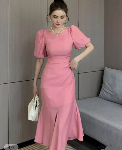 Elegante vestido de fiesta rosa con mangas abullonadas, corte sirena y largo midi. Vestido de cóctel rosa Y5599
