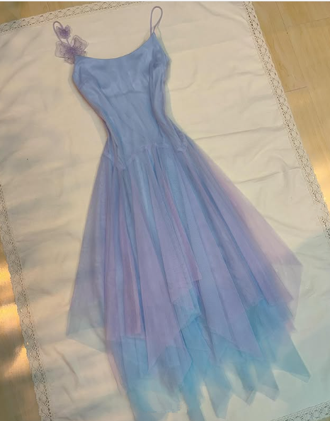 Vestido de fiesta de corte A de tul lila con tirantes y flores Y8143