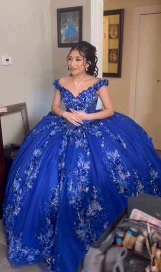 Vestido de quinceañera azul real con escote corazón y flores 3D, ideal para fiestas de graduación y 15 o 16 años (modelo Y2821).