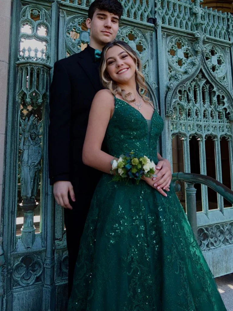 Vestidos largos de fiesta de encaje verde con escote en V y corte en A, vestidos formales de encaje verde, vestidos de noche verdes Y4079