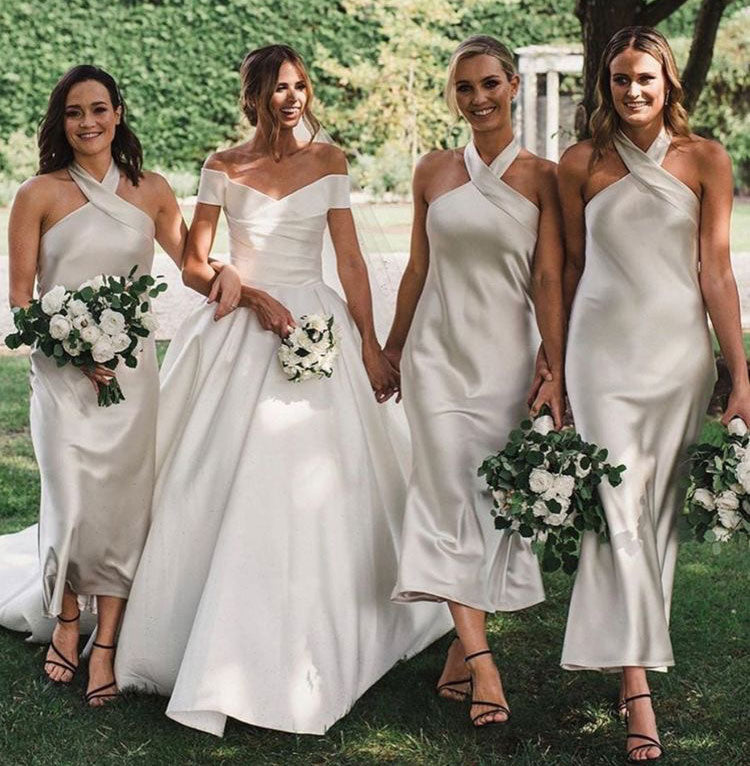 Vestido de dama de honor color marfil con escote halter y sin mangas para invitada de boda