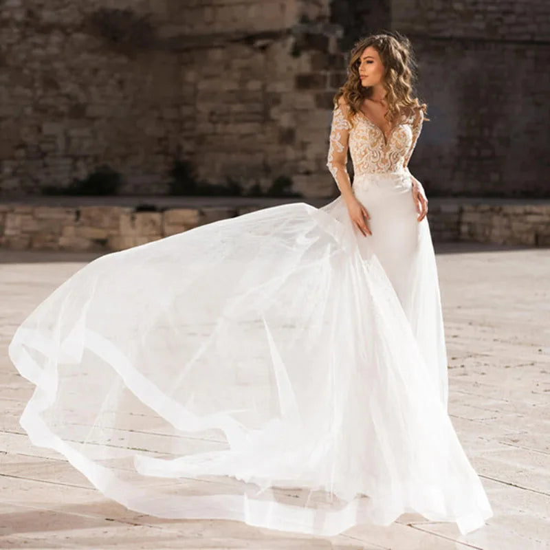 Robe de mariée sirène en satin blanc, élégante et luxueuse, à manches longues, dos nu et traîne, décolleté en V plongeant et broderies, haute couture. 