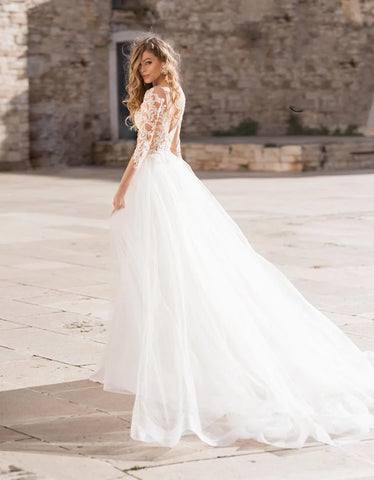 Vestido de novia de alta costura, elegante, blanco satinado, manga larga, espalda descubierta, cola de barrido, escote en V profundo, corte sirena, bordado en la espalda. 
