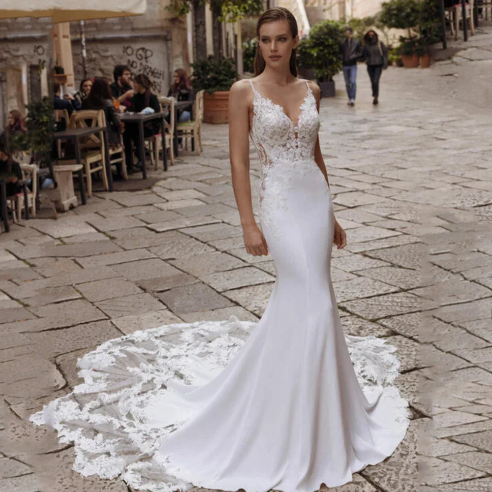 Vestidos de novia de alta calidad con tirantes finos, escote en V, espalda descubierta, apliques de encaje, cola de barrido, corte sirena.