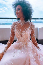 Vestido de novia elegante de encaje con cuello alto y mangas largas