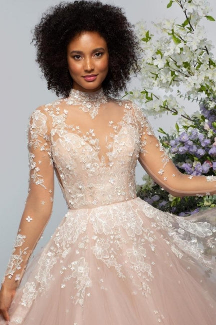 Vestido de novia elegante de encaje con cuello alto y mangas largas