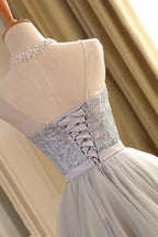 Vestido corto de fiesta gris de tul sin mangas, corte en A, escote redondo y encaje. 