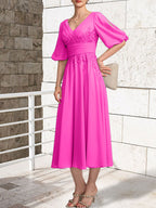 Vestido de novia de gasa de encaje, corte en A, escote en V y largo hasta la rodilla, con pliegues.