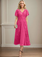 Vestido de novia de gasa de encaje, corte en A, escote en V y largo hasta la rodilla. 