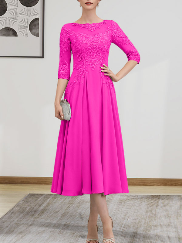 Robe de mariée trapèze en mousseline de soie et dentelle, longueur thé, ornée de perles et de sequins, avec décolleté en A et effet illusion.