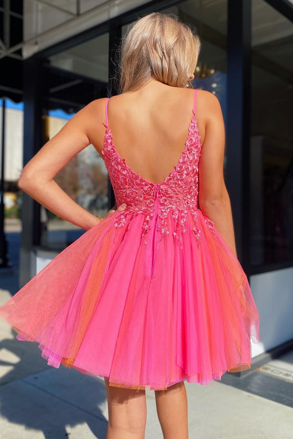 Vestido corto de tul con tirantes finos y corte en A para baile de bienvenida