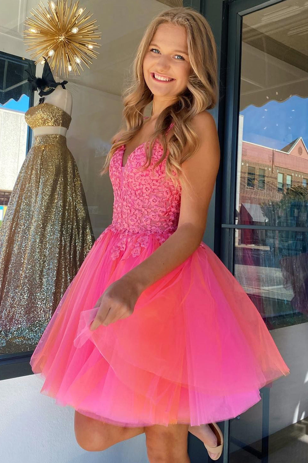Vestido corto de tul con tirantes finos y corte en A para baile de bienvenida