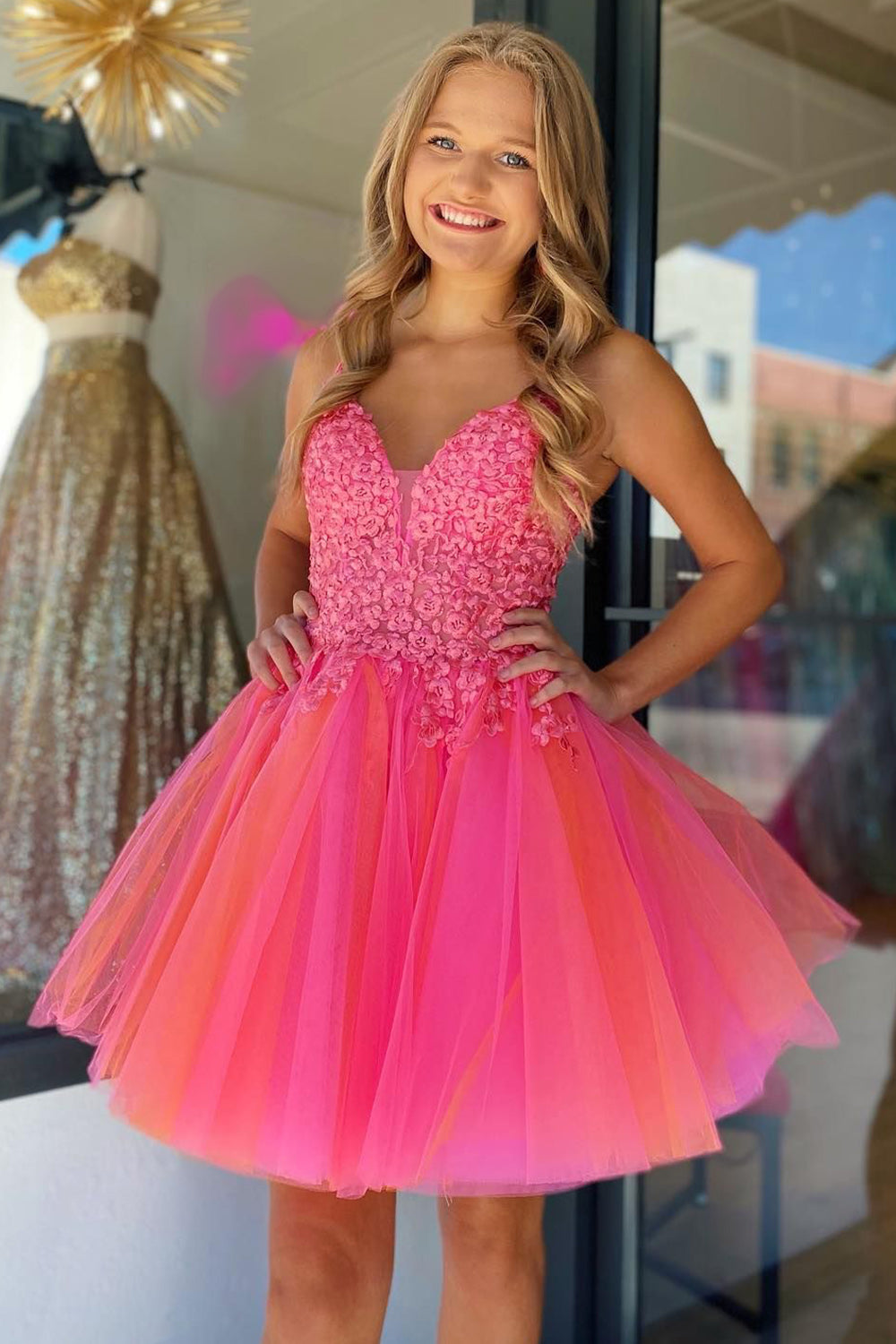 Vestido corto de tul con tirantes finos y corte en A para baile de bienvenida