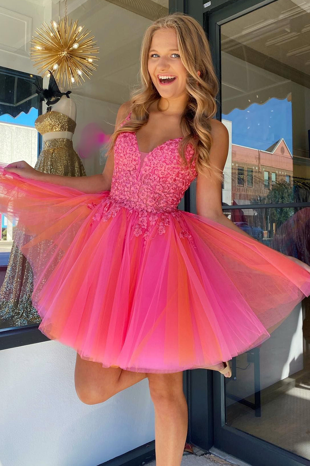 Vestido corto de tul con tirantes finos y corte en A para baile de bienvenida