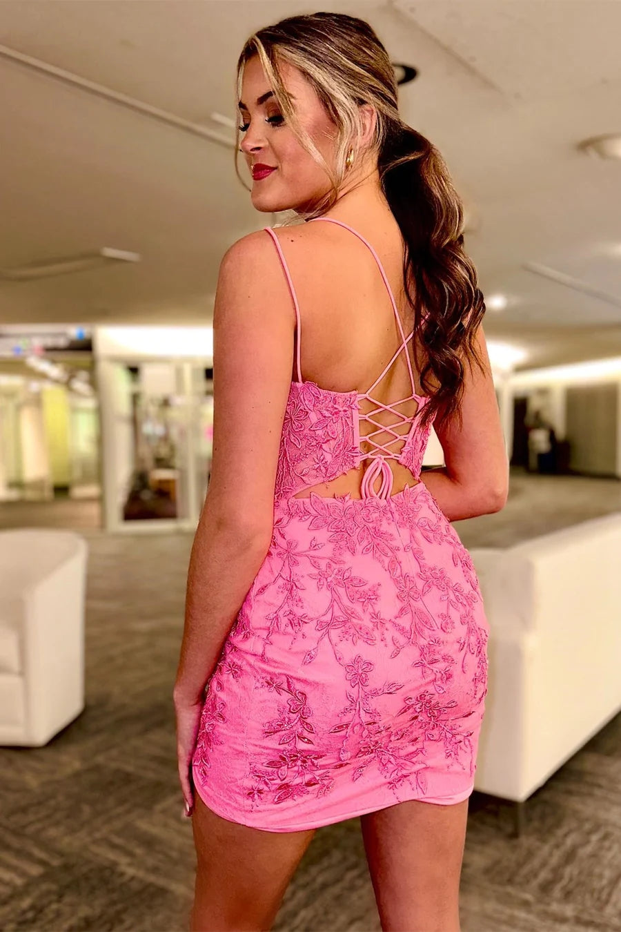 Vestidos cortos de fiesta con apliques rosa fucsia, escote en V pronunciado y cordones PD483